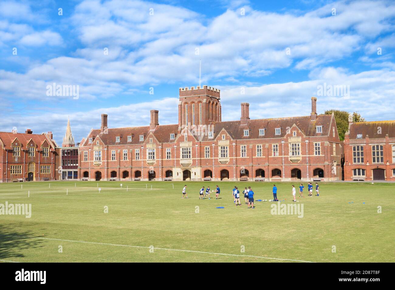 Außenansicht des Eastbourne College, einer unabhängigen öffentlichen Schule mit Studenten, die Rugby auf dem Sportplatz üben. East Sussex, England, Großbritannien Stockfoto