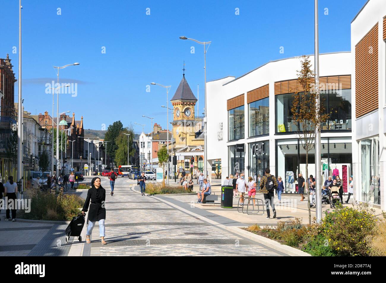 Eastbourne High Street und das Beacon Einkaufszentrum an der Terminus Road mit Blick auf den Uhrenturm des Bahnhofs. East Sussex, England, Großbritannien Stockfoto