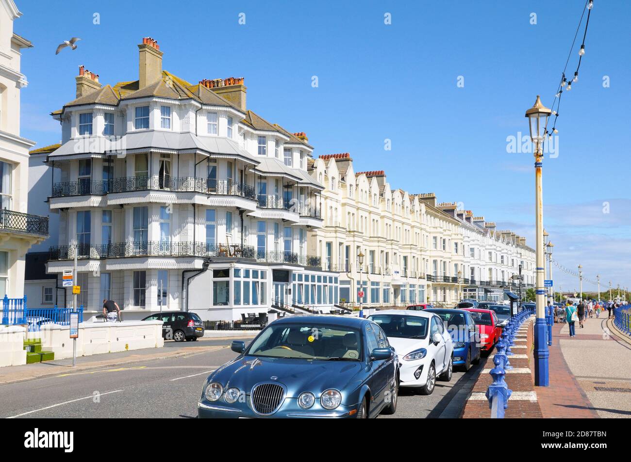 Hotels mit Blick auf die Strandpromenade in Eastbourne, East Sussex, England, Großbritannien Stockfoto