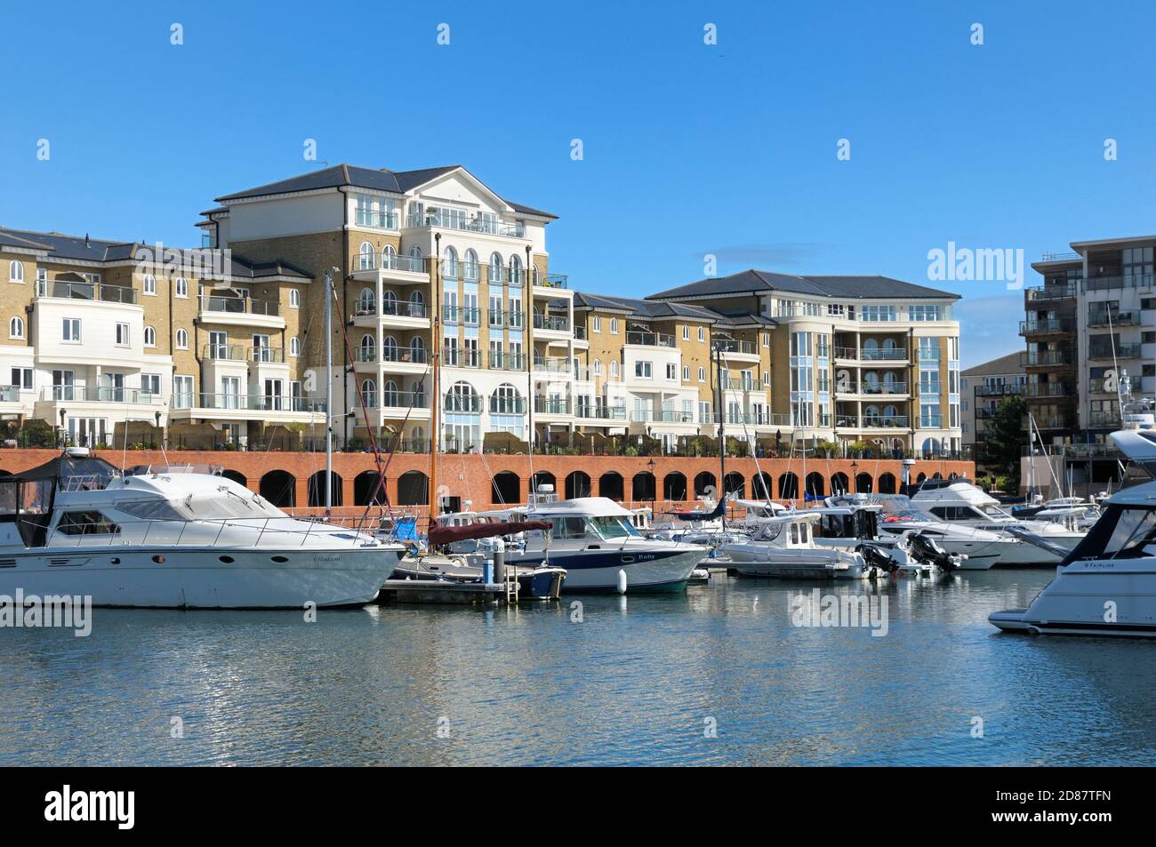 Apartments und Yachten in Sovereign Harbour Marina, Nordeuropas größtem Composite Marina Komplex, Eastbourne, East Sussex, England, Großbritannien Stockfoto