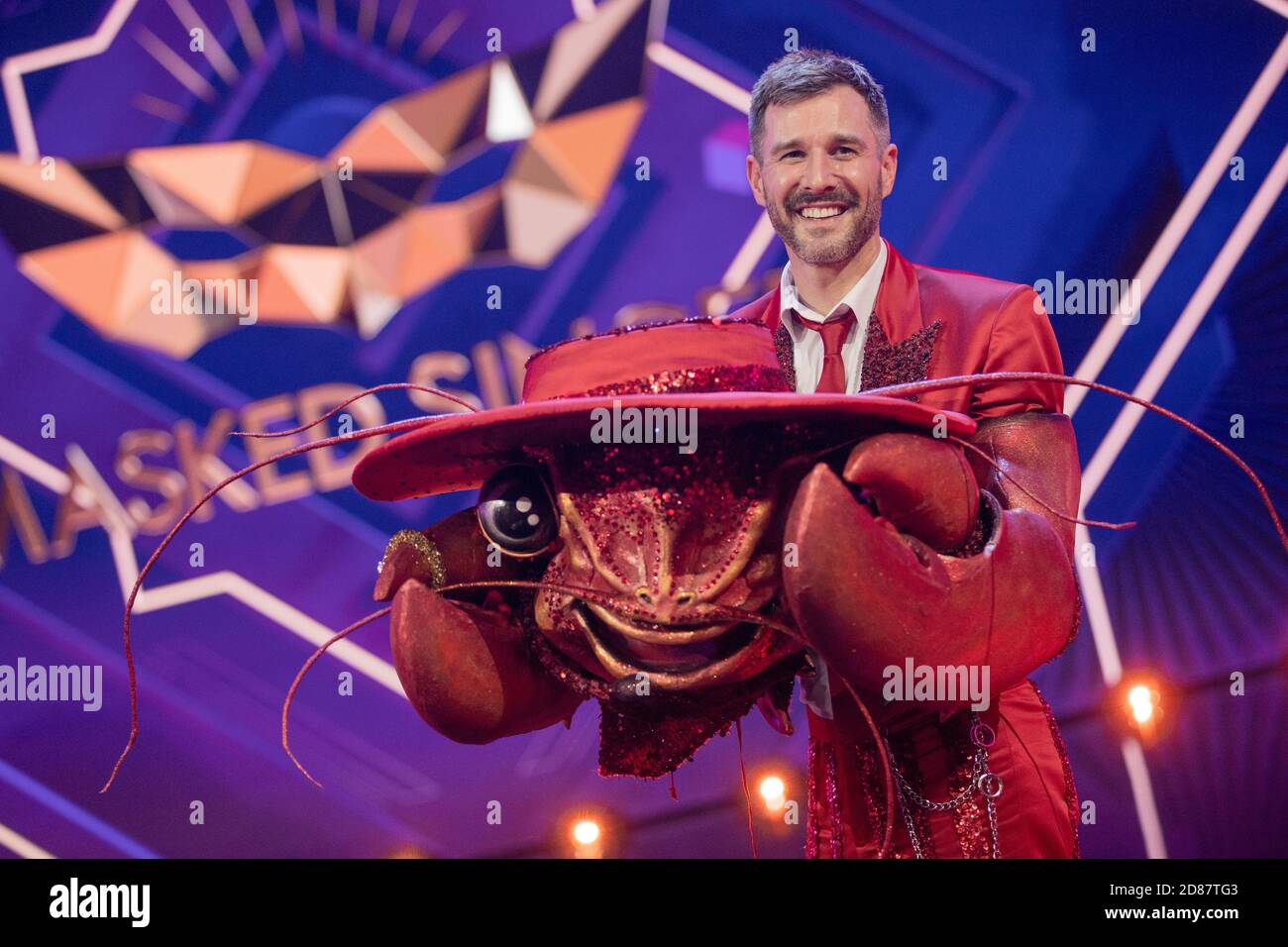 Köln, Deutschland. Oktober 2020. Jochen Schropp, Moderator, ist als unmaskierte Figur 'The Hummer' in der Prosasiebenshow 'The Masked Singer' auf der Bühne. Quelle: Rolf Vennenbernd/dpa/Alamy Live News Stockfoto