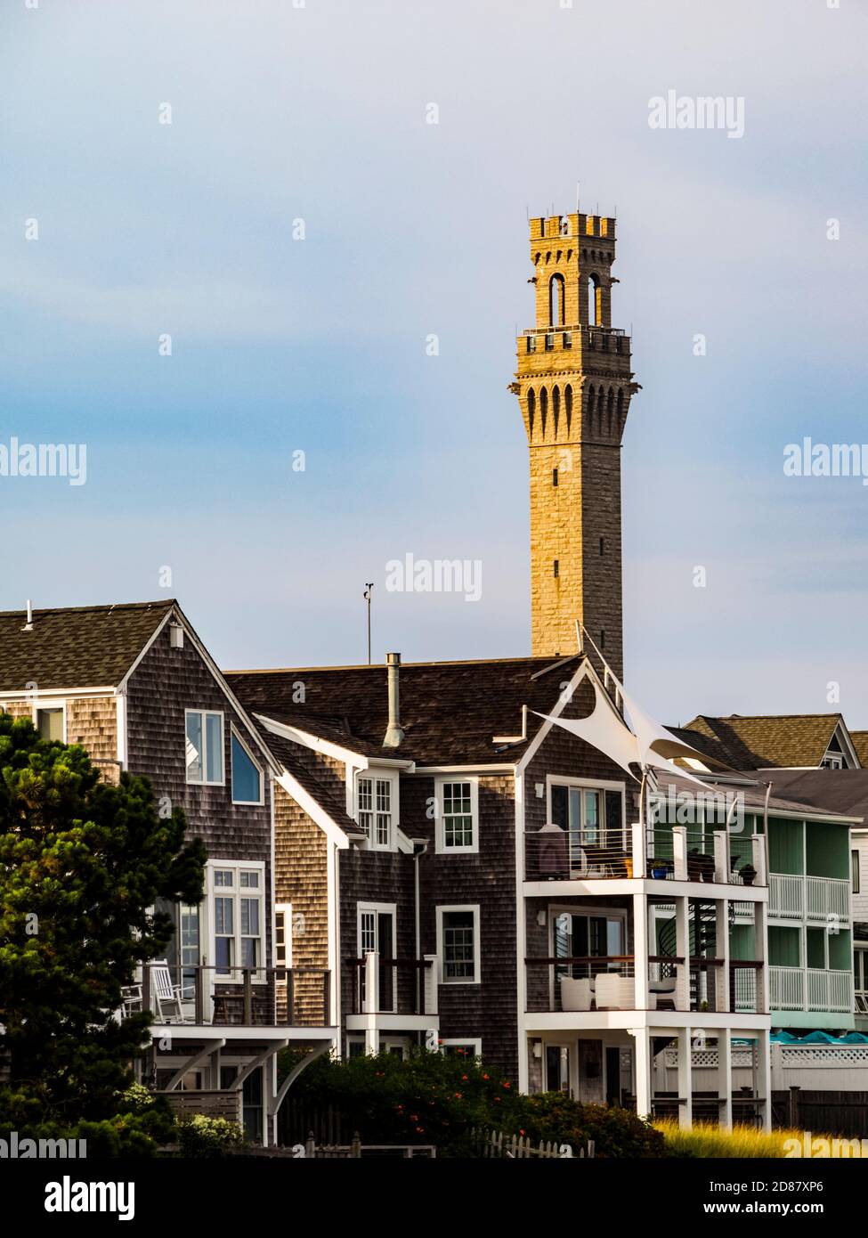 Pilgrim Monument, Provincetown, Cape Cod, Massachusetts, USA mit dem Strand und dem Kopierraum Stockfoto