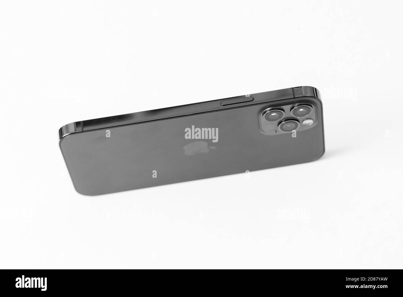 Paris, Frankreich - 23. Okt 2020: Schwarz-Weiß-Bild des neuen iPhone 12 Pro Max 5G Smartphone-Modells von Apple Computers Nahaufnahme des Pacific Blue Mobiltelefons mit Lidar und Dreifach-Kamera Stockfoto
