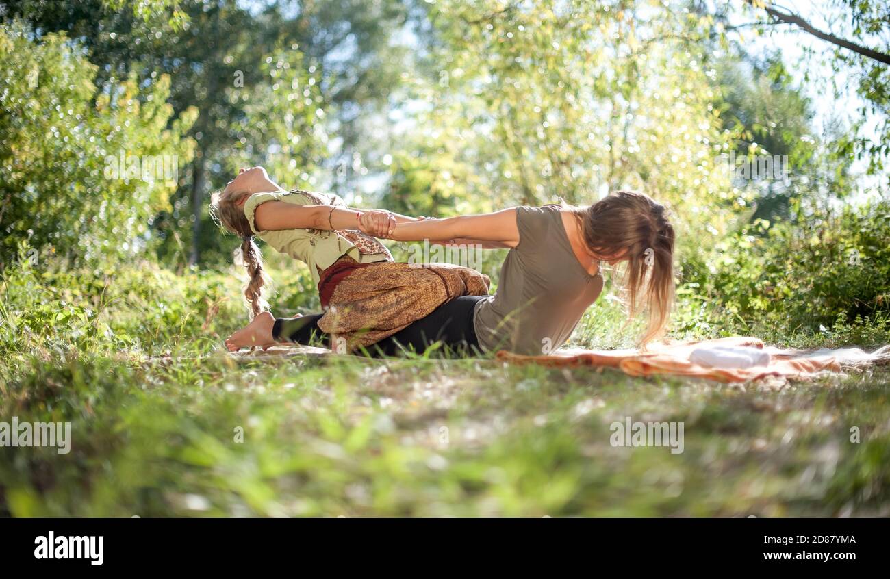 Massage Mädchen impliziert ihre Massage Fähigkeiten im Freien. Stockfoto
