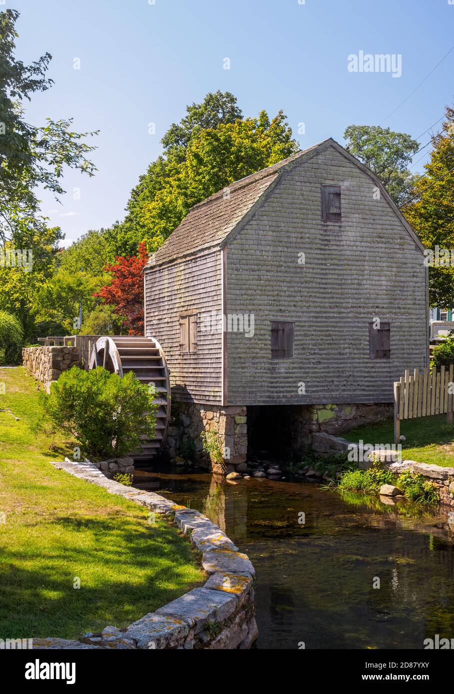 Dexter Grist Mill, Sandwich, Cape Cod Massachusetts USA Seitenansicht mit unterschossenen hölzernen Wasserrad und Millrace Anfang September 2016. Stockfoto