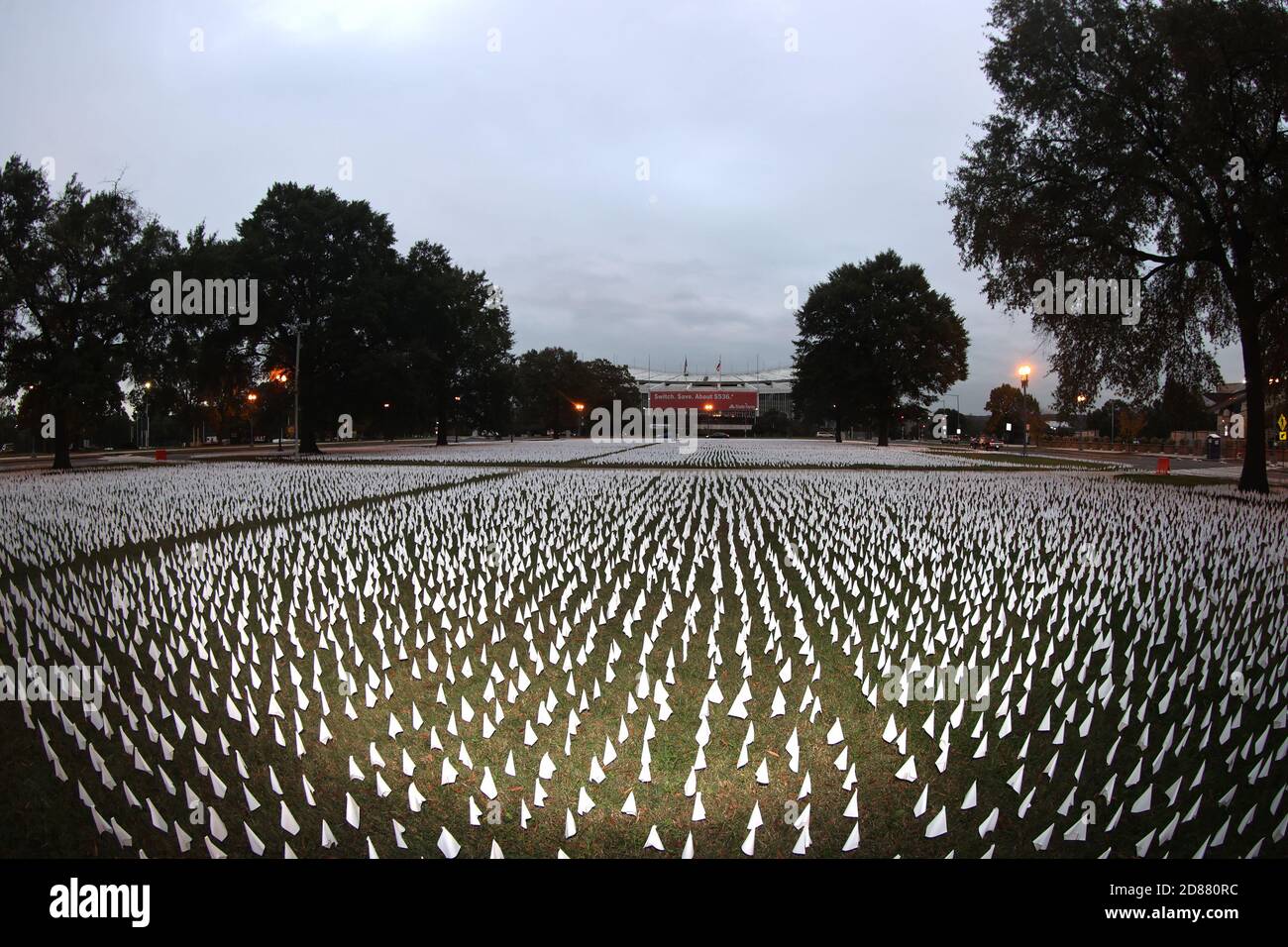 Washington, DC, USA. Oktober 2020. Die lokale Künstlerin Suzanne Brennan Firstenberg hat das öffentliche Kunstprojekt "in America, How Could This Happen" neben dem RFK Stadium auf dem Armory Parade Ground von D.C. mit kleinen weißen Fahnen geschaffen, die die über 200,000 Amerikaner zeigen, die am 27. Oktober 2020 an der COVID-19 in Washington, DC gestorben sind. Kredit: Mpi34/Media Punch/Alamy Live Nachrichten Stockfoto