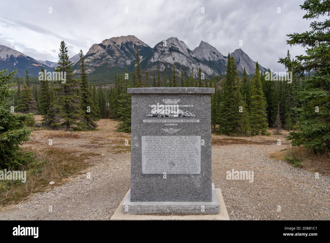 Denkmal des Ex Coelis Mountain. Ein Gedenkstein zu Ehren des 1. Kanadischen Fallschirmjäger-Bataillons. Kootenay Plains Ecological Reserve, Jasper Stockfoto