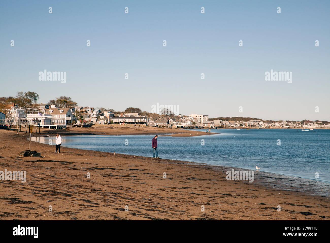 Paar Spaziergänge am Strand mit Masken im Herbst 2020. Stockfoto