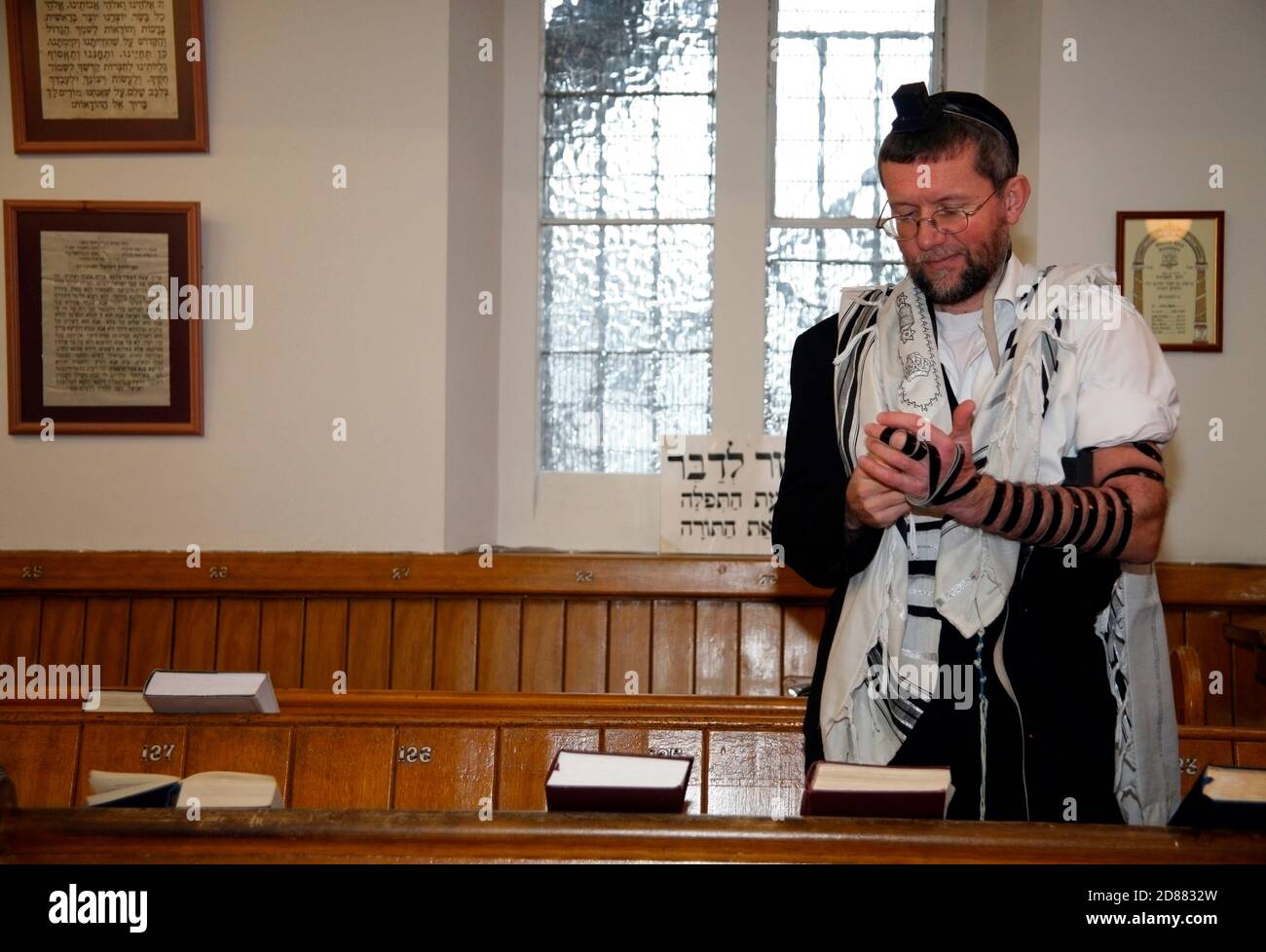 Jüdischer Mann trägt sein Gebetstuch oder Tallit und Mylacterien oder Tefillin für das Gebet. Stockfoto