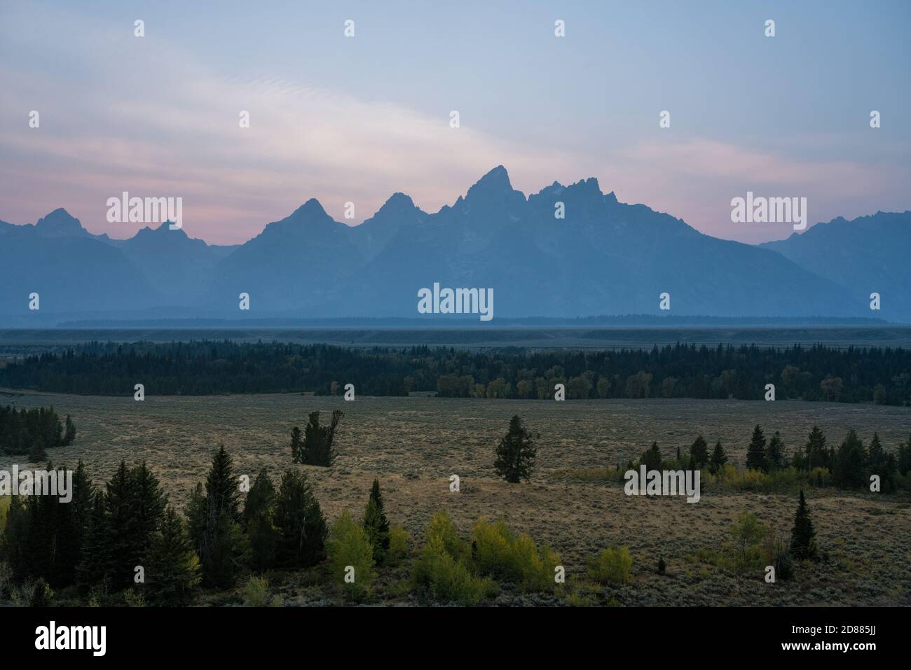 Ein pastellfarbener Sonnenuntergang über der Teton Mountain Range. Grand Teton National Park, Wyoming, USA. Stockfoto