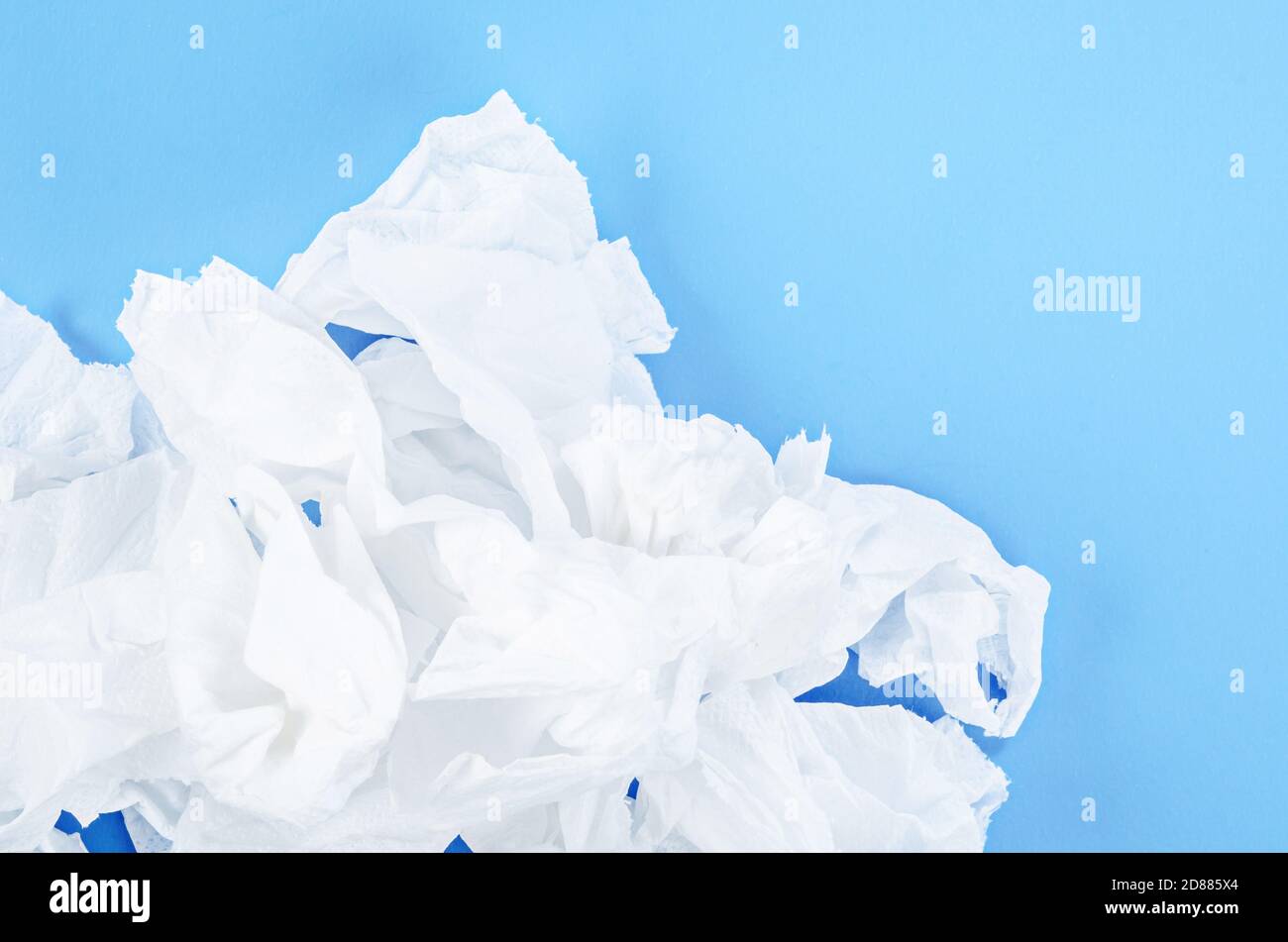 Zerknittertes Seidenpapier auf blauem Hintergrund. Stockfoto