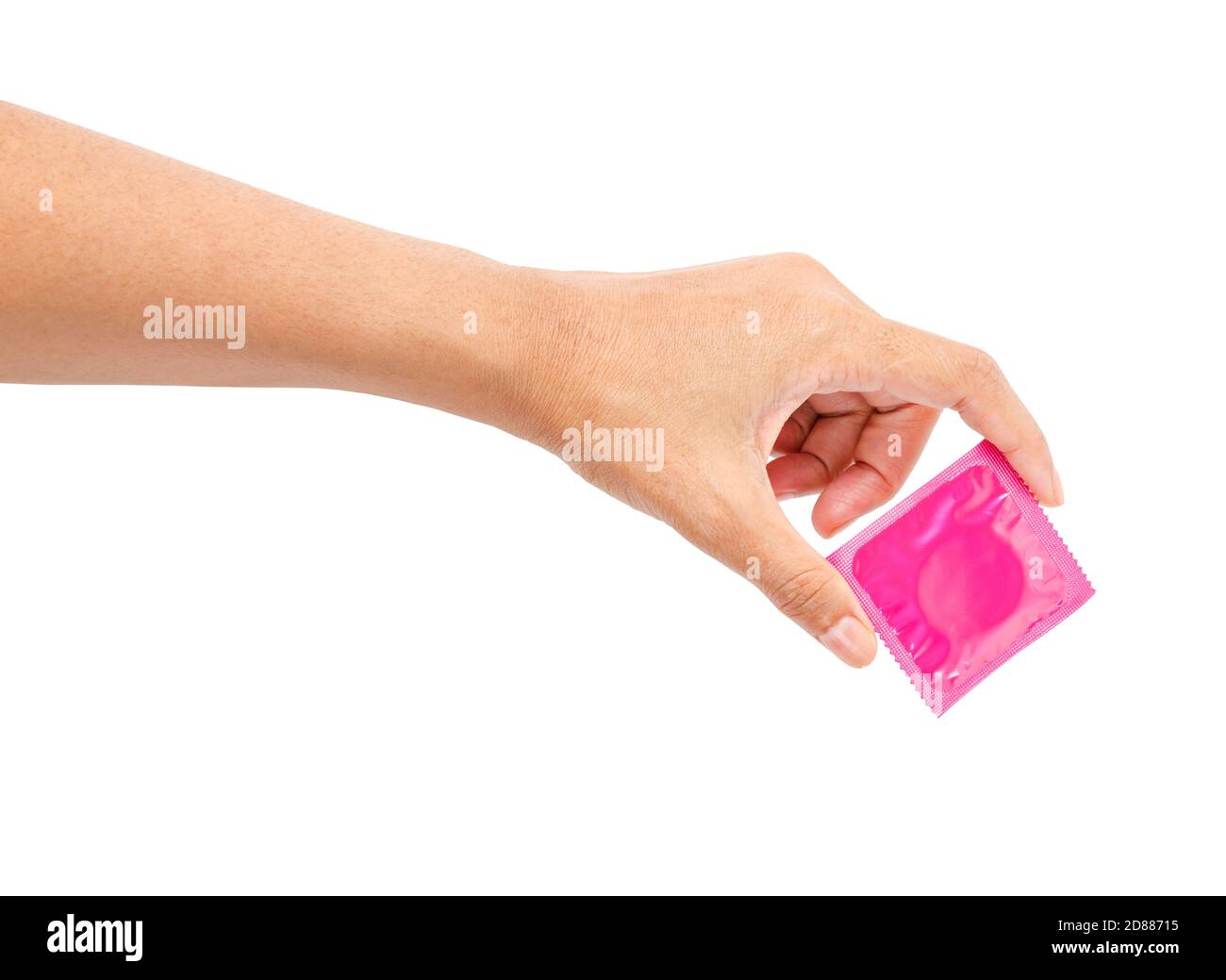 Hand hält ein Kondom isoliert auf weißem Hintergrund, speichern Beschneidungspfad. Stockfoto