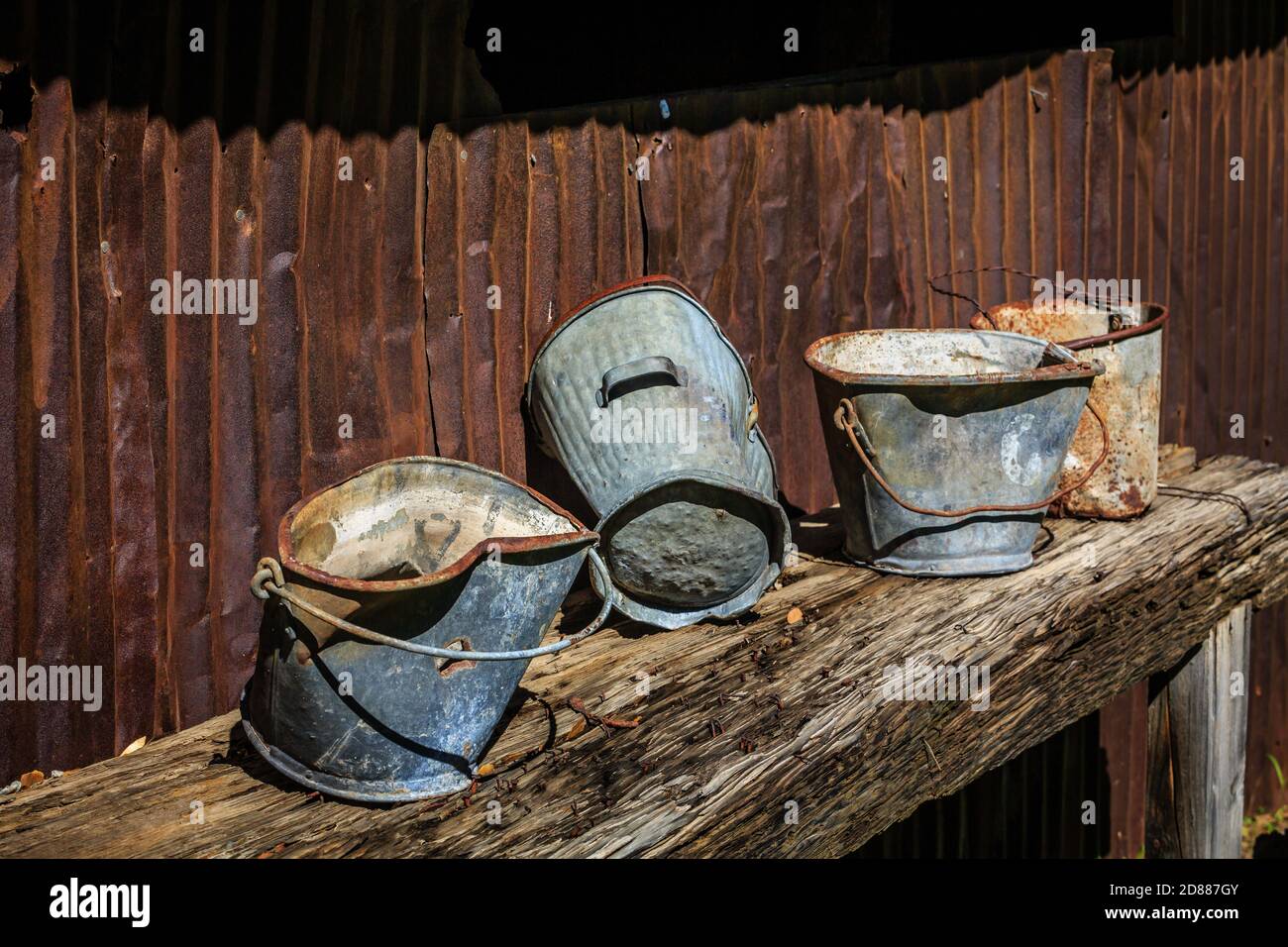 Alte, verrostete Eimer von der historischen Faraway Ranch im Chiricahua National Monument im Südosten von Arizona. Stockfoto