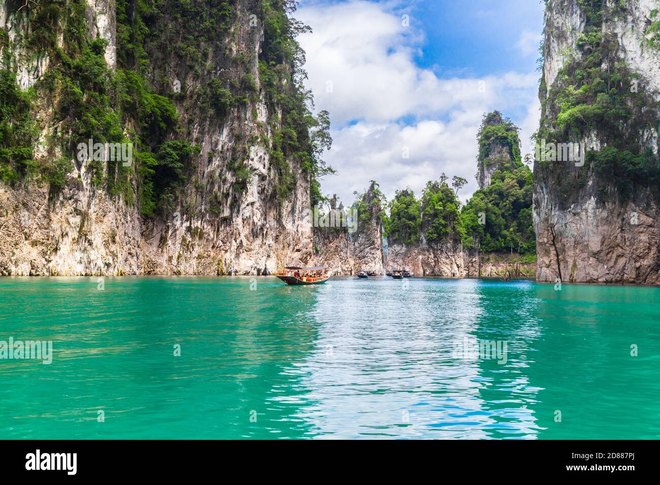 Schöne Berge See Fluss Himmel und natürlichen Attraktionen in Ratchaprapha Staudamm im Khao Sok National Park, Provinz Surat Thani. Stockfoto