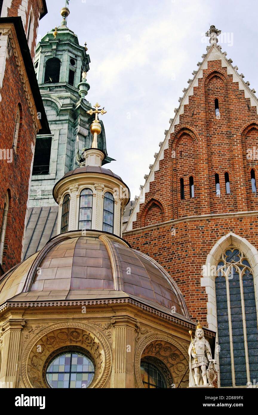 Ein Mix aus unterschiedlichen Architekturstilen zeigt die historische Entwicklung der Wawel-Kathedrale und des Schlosses in Krakau, Polen. Stockfoto