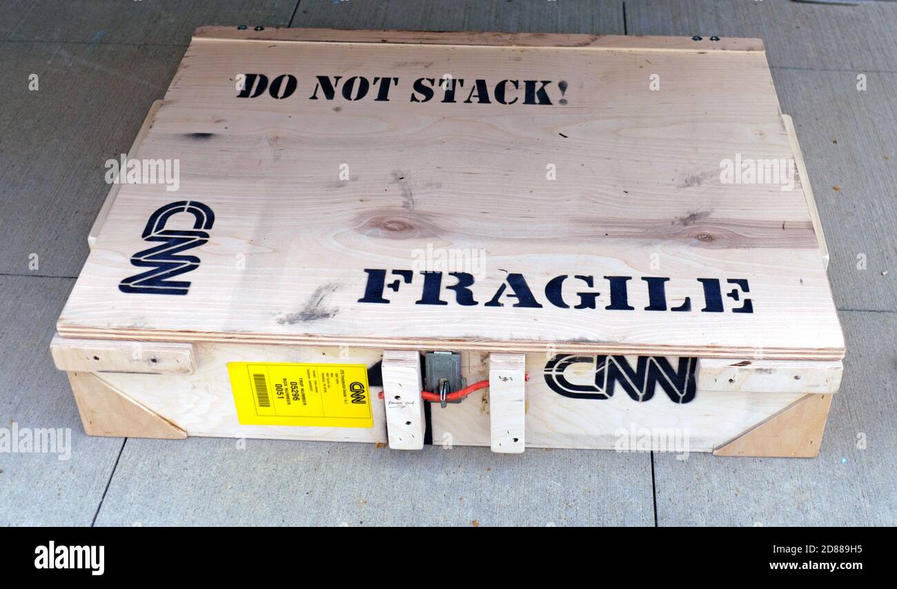Eine CNN-Kiste sitzt draußen auf der Straße während eines politischen Ereignisses mit den Worten zerbrechlich und nicht zusammen mit dem CNN-Logo stapeln. Stockfoto