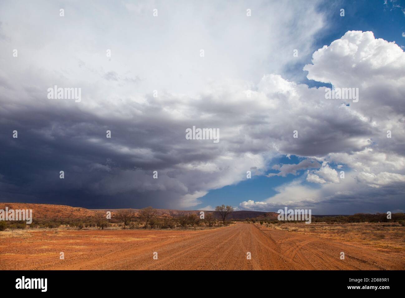 Sturmwolken über Redbank Gorge Road, West MacDonnell Ranges, Northern Territory Stockfoto