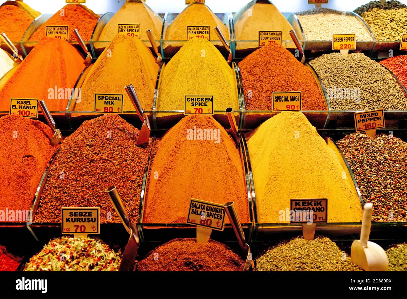 Stapel von Gewürzen zum Verkauf im Großen Basar von Istanbul, Türkei. Stockfoto