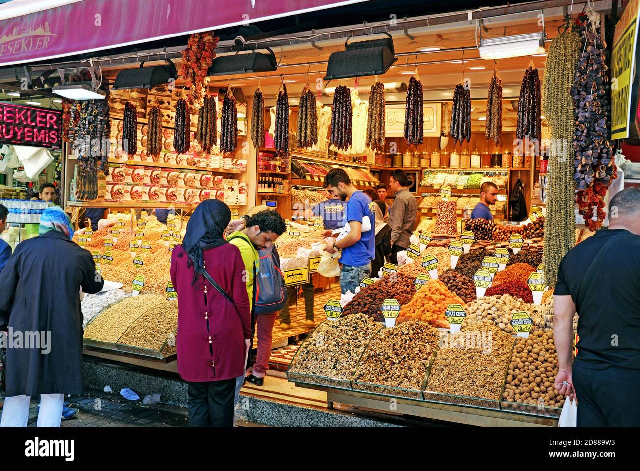 Ein Lebensmittelgeschäft in Istanbul, Türkei, mit männlichen und weiblichen Kunden am 16. April 2016. Stockfoto