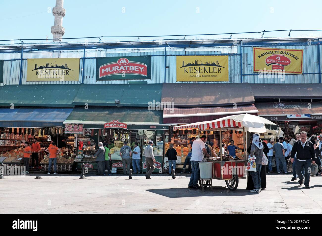 Die Marktstände öffneten sich zur Fußgängerzone mit einem Essenswagen und Fußgängern, die am 16. April 2016 in Istanbul in der Türkei herumschwirren. Stockfoto