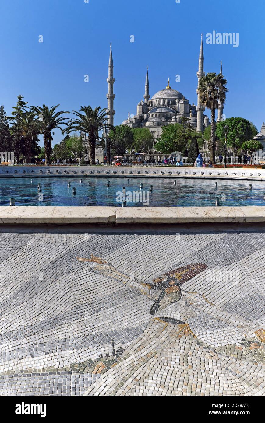 Fertiggestellt im Jahr 1616, die Blaue Moschee in Istanbul, Türkei, vom Sultanahmet-Platz aus gesehen, wo ein gefliestes Mosaik eines wirbelnden Derwischs ausgestellt ist. Stockfoto