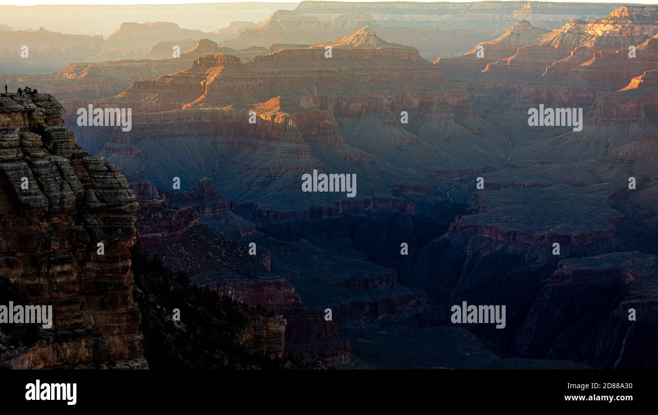 Das goldene Licht eines späten Nachmittags Herbsttages grast die Formationen des Grand Canyon. Stockfoto