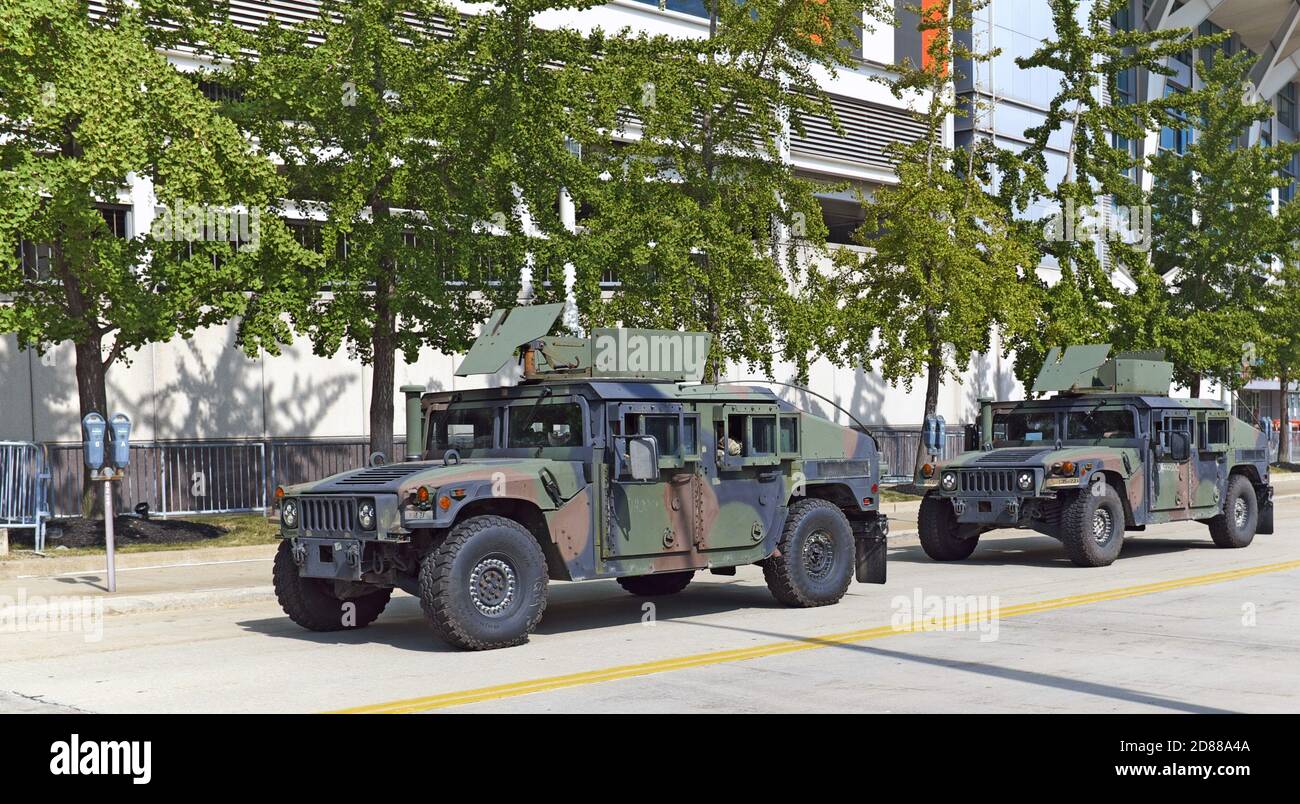 Zwei US-Nationalgarde-Lastwagen laufen auf dem Alfred Lerner Way in Cleveland, Ohio, USA, in Erwartung von Bürgerunruhen in der Stadt. Stockfoto
