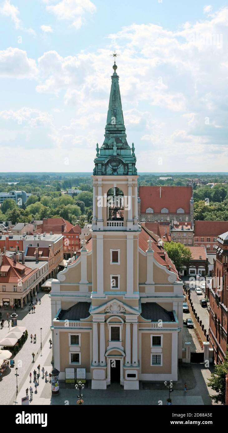 Die Jesuitenkirche des Heiligen Geistes aus dem 18. Jahrhundert aus dem Alten Rathaus in Torun, Polen. Stockfoto