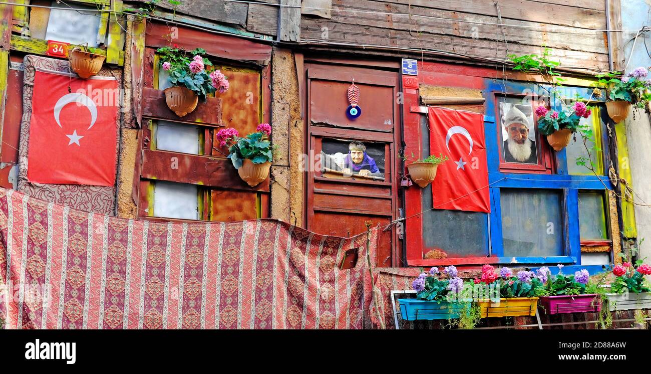 Eine einzigartige Gebäudefassade in Istanbul, Türkei, mit Indikatoren der türkischen Kultur einschließlich der türkischen Flagge und des allgegenwärtigen nazar-Amuletts. Stockfoto