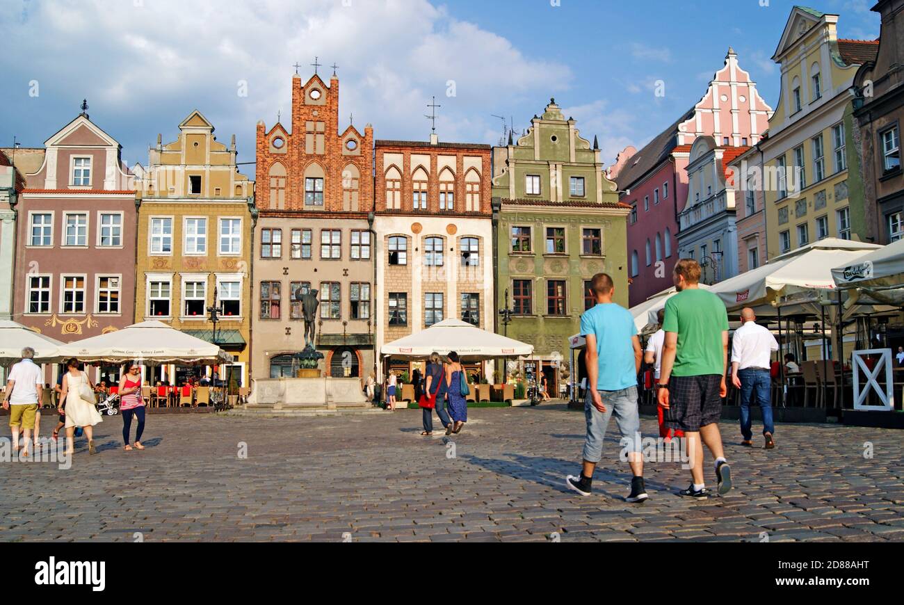 Im Sommer spazieren die Menschen um den architektonisch reichen alten Marktplatz in der Altstadt von Posen, Polen. Stockfoto
