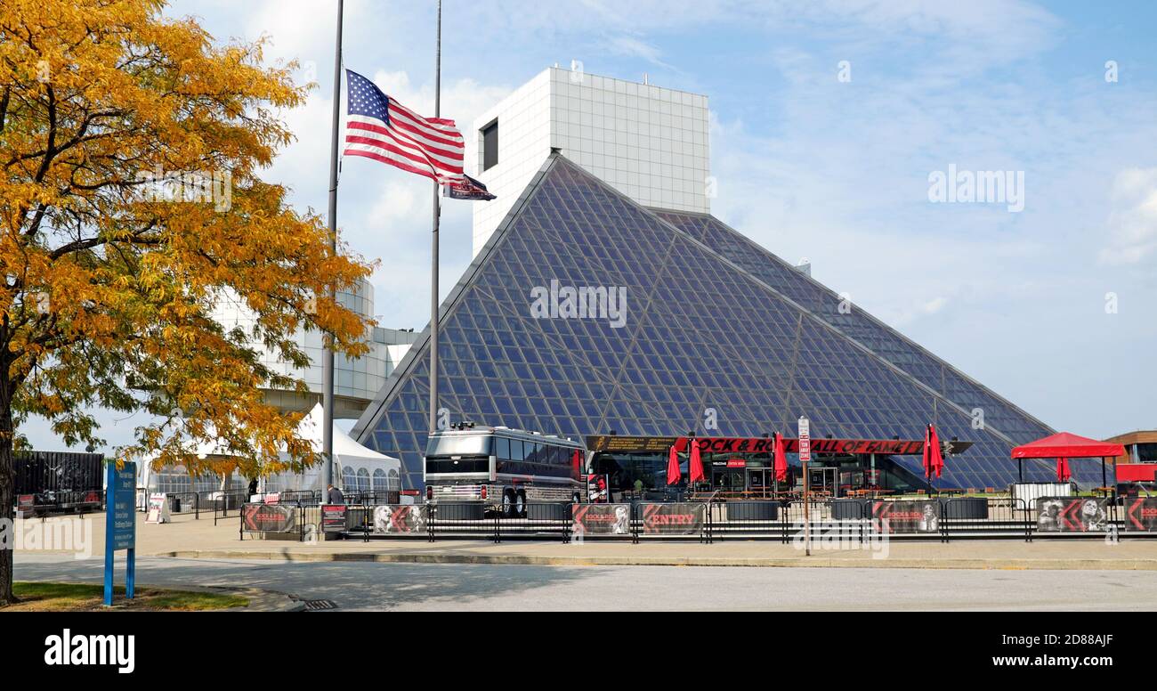 Die Rock and Roll Hall of Fame und Museum in Cleveland, Ohio, USA an einem 2020. Herbstnachmittag. Stockfoto