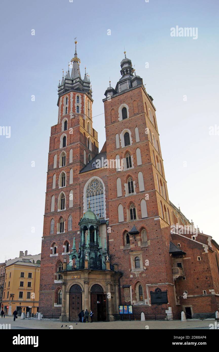 Die ikonische und historische Marienbasilika in Krakau, Polen, ist eine römisch-katholische Kirche, die im polnisch-gotischen Baustil erbaut wurde. Stockfoto
