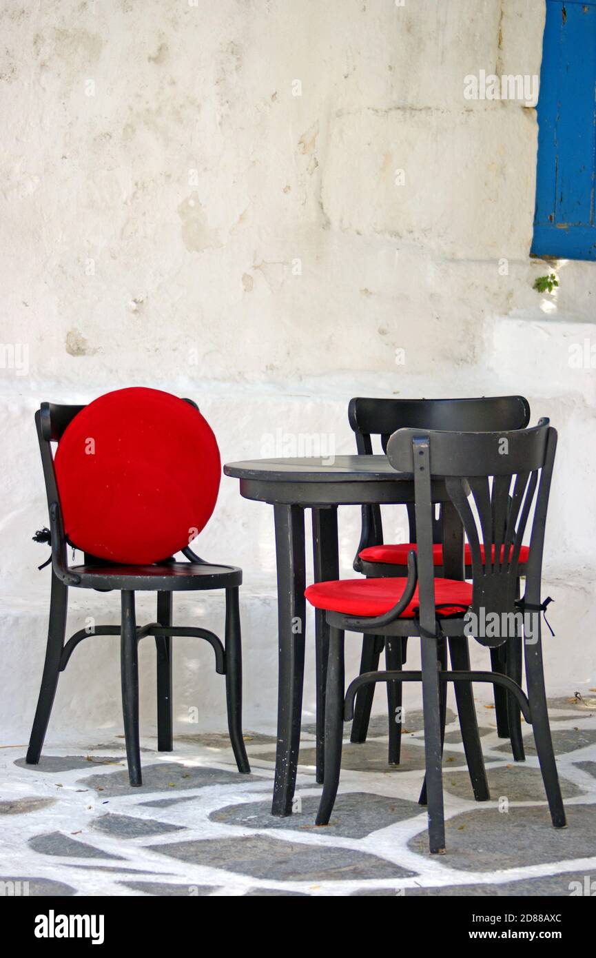 Ein leerer Cafe-Tisch im Freien auf der griechischen Insel Naxos. Stockfoto