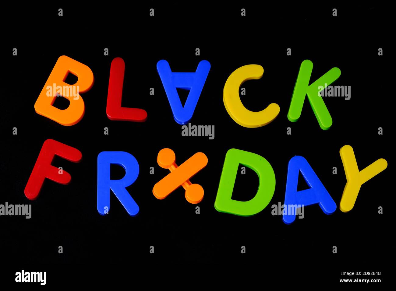 Schwarzer freitag. Mehrfarbige Buchstaben vor schwarzem Hintergrund Stockfoto