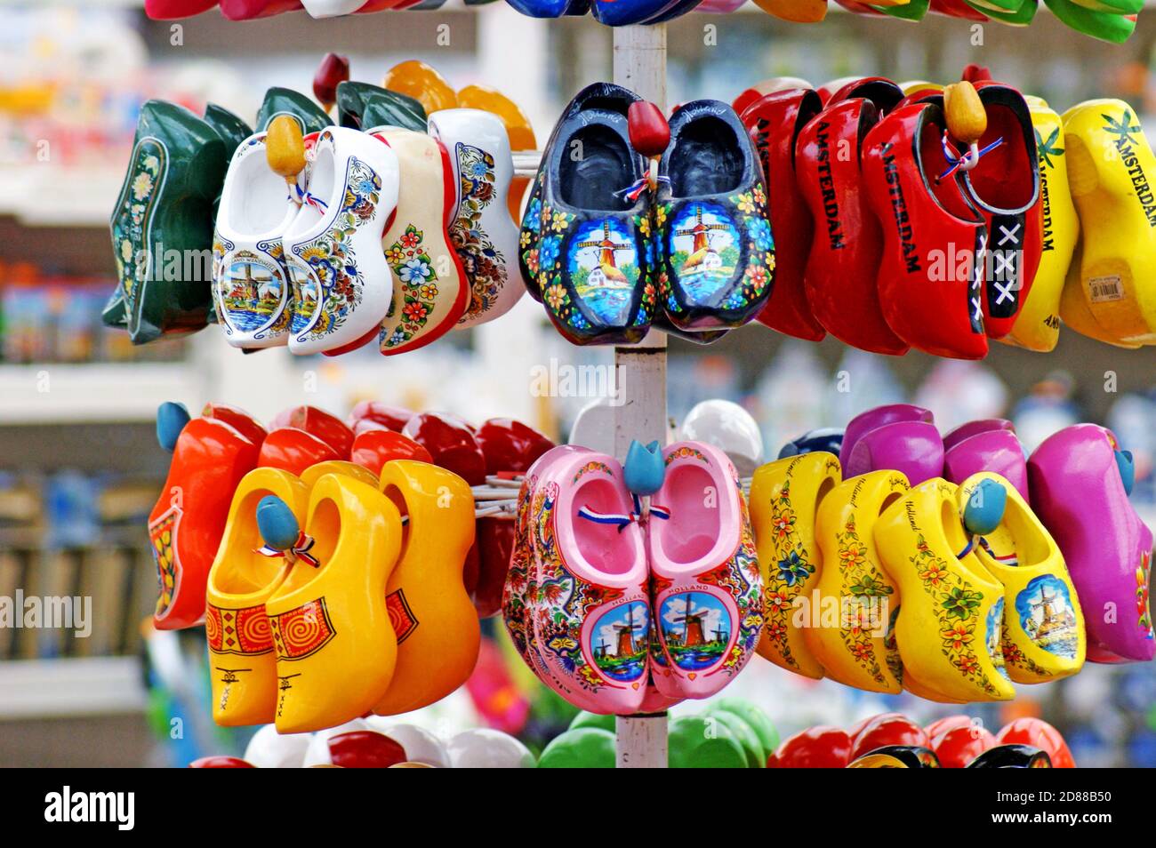 Kleine holländische Schuhe aus Holz zum Verkauf in Amsterdam, Holland. Die  kleinen Clogs sind reich mit Szenen und Symbolen Hollands verziert  Stockfotografie - Alamy
