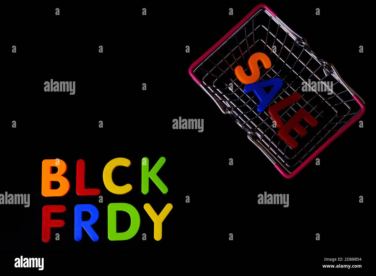 Word Sale innerhalb Warenkorb und Black friday mehrfarbig Buchstaben in Schwarz Stockfoto