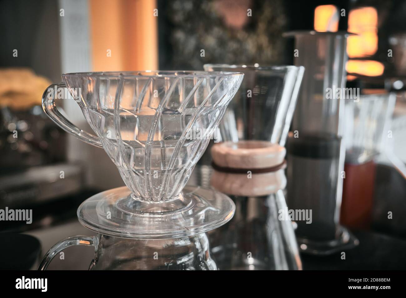 Utensilien für das Brühen von Kaffee gibt es an der Cafebar Stockfoto