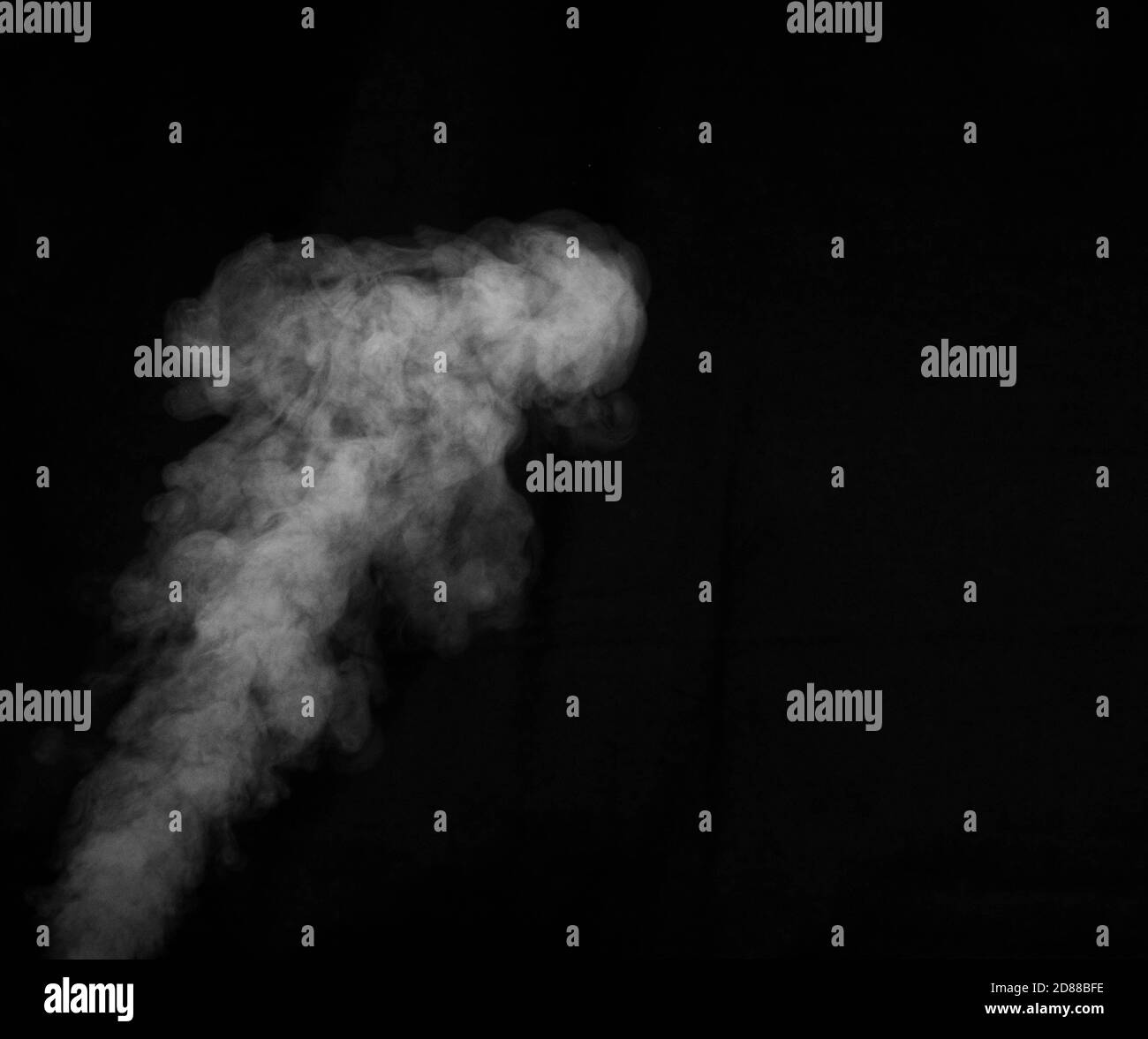Rauchfragmente auf schwarzem Hintergrund. Abstrakter Hintergrund, Design-Element, für Überlagerung auf Bildern Stockfoto