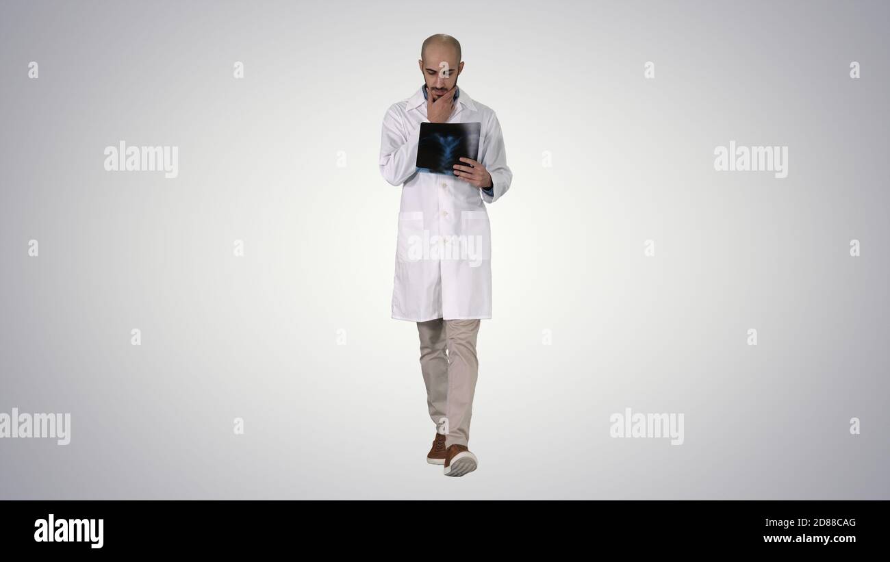 Arzt untersucht eine Lungenradiographie beim Gehen auf Gradient BA Stockfoto