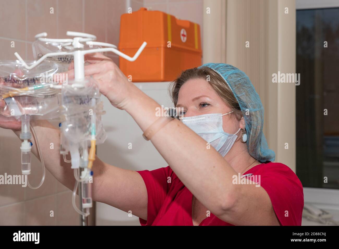 Nahaufnahme der Hand einer Krankenschwester, die die physiologische Serumtropfer justiert In einem Krankenhaus.Krankenhaus Ärztin mit iv-Tropf.Tropf zu stimulieren Der Stockfoto