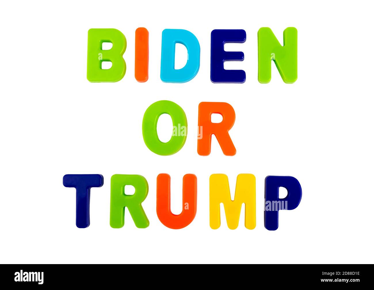 Wer wird der neue Präsident der Vereinigten Staaten? Trump oder Biden? Die Namen der Präsidentschaftskandidaten in Plastikbuchstaben auf einem weißen geschrieben Stockfoto