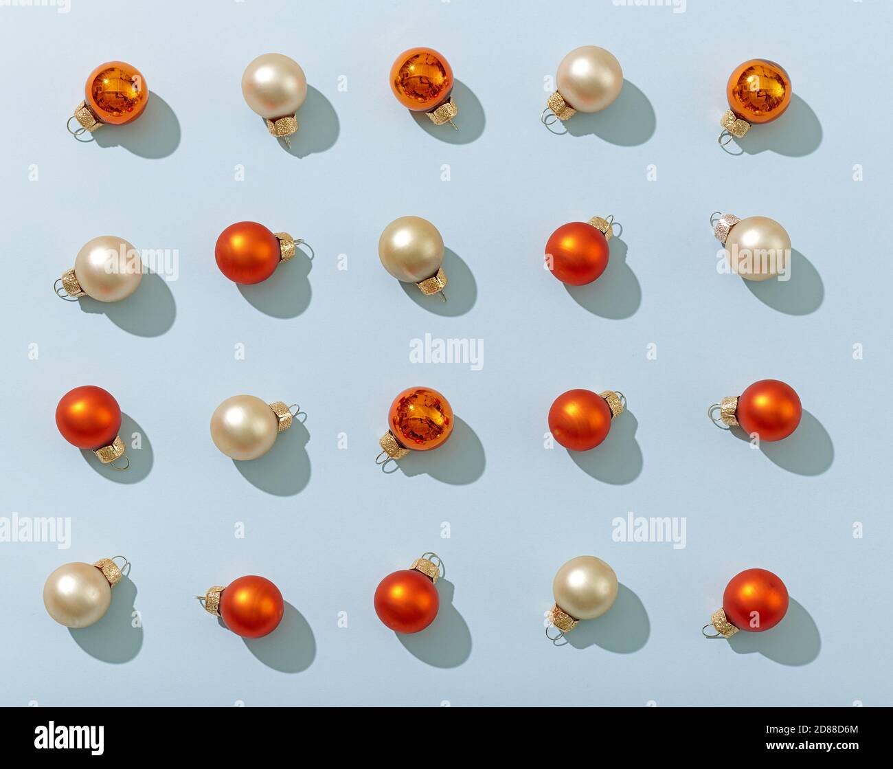 Weihnachtskugeln Muster auf blauem Papier Hintergrund, Flat Lay, Draufsicht Stockfoto