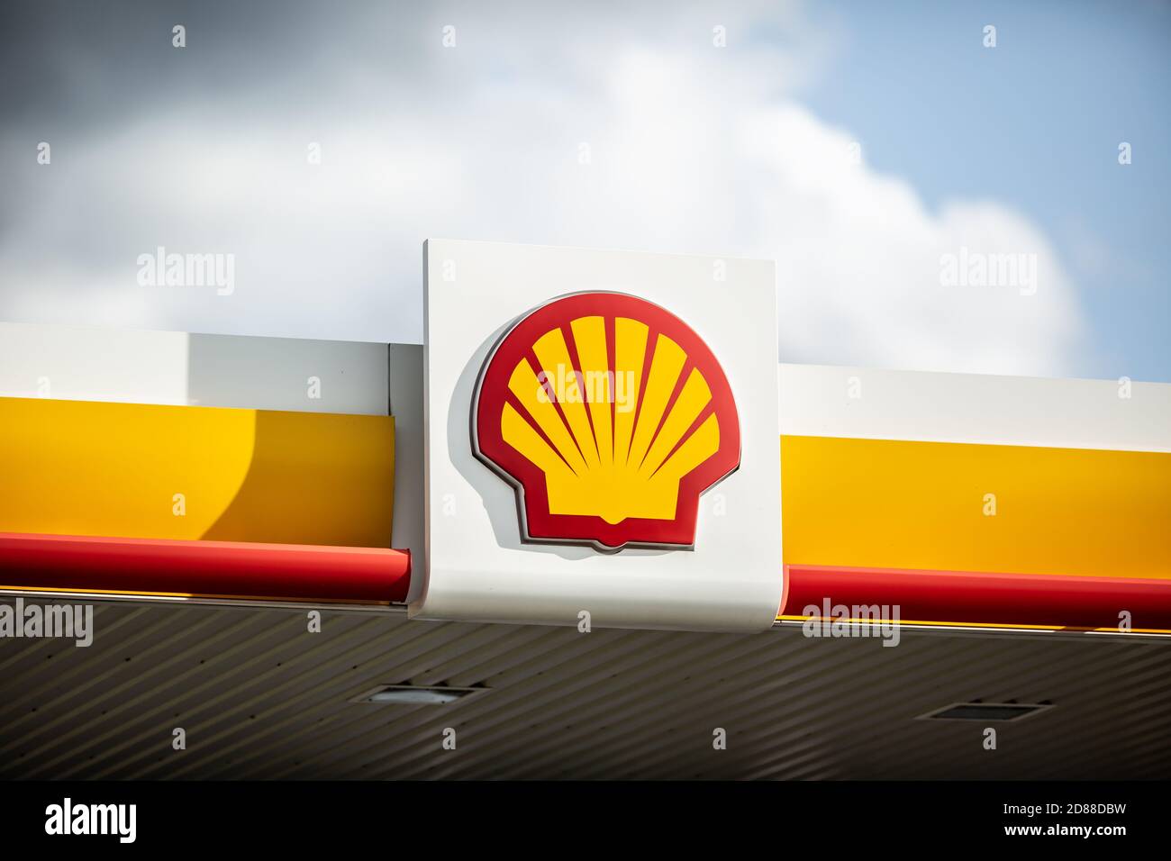 Prag, Tschechische Republik - 27.10.2020. Shell Tankstelle Logo gegen den Himmel. Stockfoto