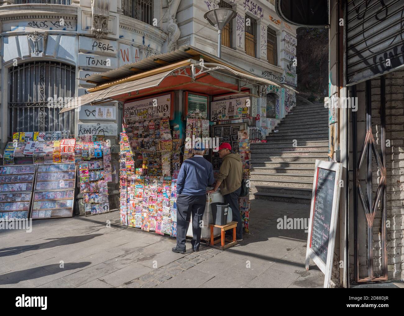 Kleiner Zeitungsstand an einer Straße in Valparaiso, Chile Stockfoto