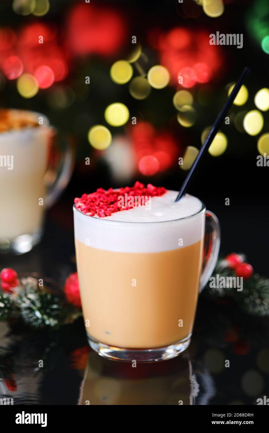 Cappuccino mit Erdbeerauflage in transparenter Tasse (Foto mit geringer Schärfentiefe) Stockfoto