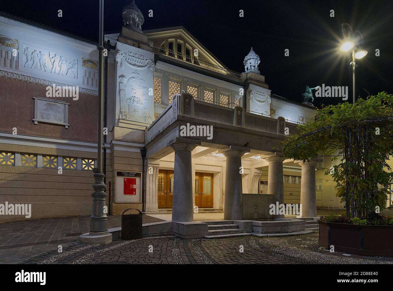 Geschlossen Puccinis Theatereingang bei Nacht in Meran, Südtirol, Italien Aufnahme vom Theaterplatz im Oktober 27, 2020. COVID-19. Stockfoto