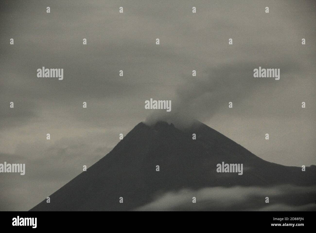 Sleman, YOGYAKARTA, INDONESIEN. Oktober 2020. Der Berg Merapi, der bekanntlich in Sleman, Yogyakarta, Indonesien aktiv ist, hat am Dienstag, den 27. Oktober 2020, morgens weißen Rauch ausgestrahlt. Der Leiter des Yogyakarta Geological Disaster Technology Research and Development Center (BPPTKG), Hanik Humaida, erklärte im Detail, dass es jeden Tag sechs flache Erdbeben, 23 flache Erdbeben und 2 Zentimeter Deformation gab. Basierend auf den durchschnittlichen seismischen Daten und kontinuierlicher Beobachtung, sagte das Yogyakarta Geological Disaster Technology Research and Development Centre (BPPTKG) die nächste eru Stockfoto