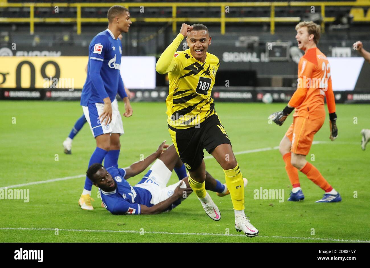 Manuel Akanji von Borussia Dortmund feiert nach seinem Tor während Das Bundesliga-Fußballspiel zwischen Borussia Dortmund und C Stockfoto