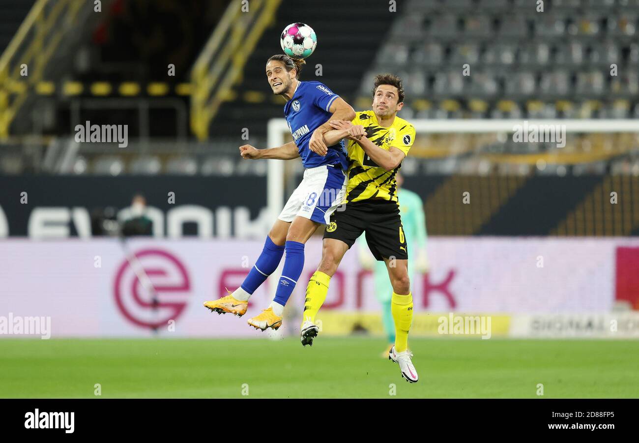 Goncalo Paciencia von Schalke 04 und Thomas Delaney von Borussia Dortmund während des Bundesliga-Fußballspiels zwischen Borussia Do C Stockfoto