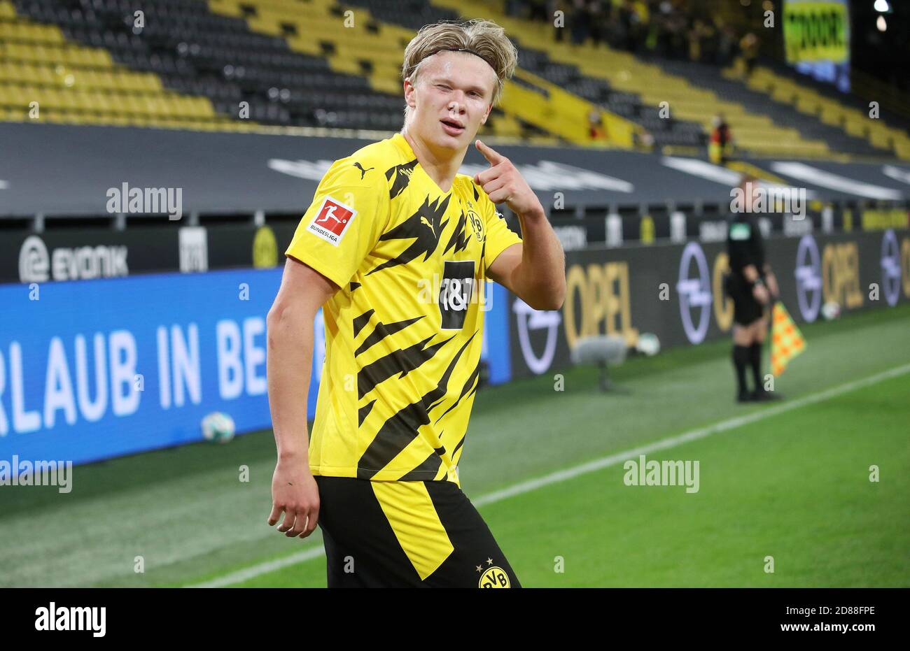 Erling Haaland von Borussia Dortmund feiert nach seinem Tor während Das Bundesliga-Fußballspiel zwischen Borussia Dortmund und C Stockfoto